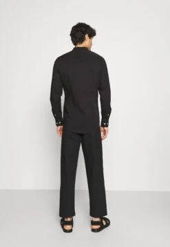 Pier One Muscle Fit Stand- Camisa - Black 10 Pier One Muscle Fit Stand- Camisa - Black -Pier One 0baebc4f5c6545e38aaa3b4f90cebbda