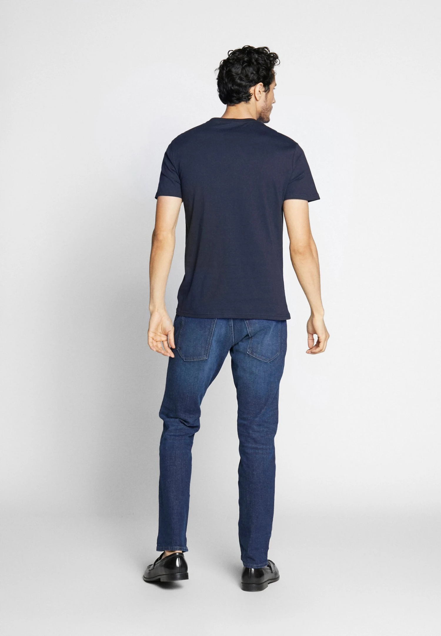 Pier One 4 Pack - Camiseta Básica - Black/White/Blue 3 Pier One 4 Pack - Camiseta Básica - Black/White/Blue - Imagen 3