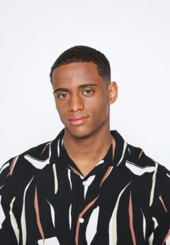 Pier One Contemporary Art Regular Resort- Camisa - Black -Pier One 209c2b8fb1b54d8599c6f0e75d4a20f4