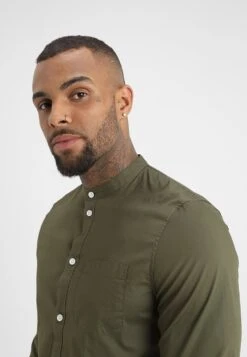 Pier One Muscle Fit Stand- Camisa - Oliv 9 Pier One Muscle Fit Stand- Camisa - Oliv -Pier One 259eaf52e4d4427a96fee394df68933f