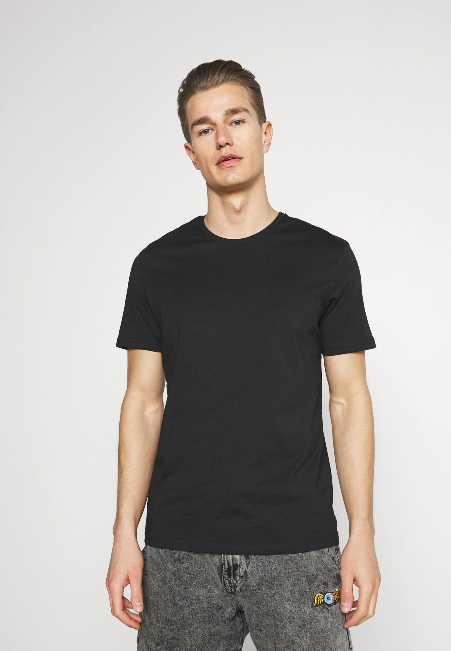 Pier One 5 Pack - Camiseta Básica - Brown/White/Black 4 Pier One 5 Pack - Camiseta Básica - Brown/White/Black - Imagen 4