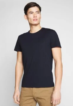 Pier One 2 Pack - Camiseta Básica - White/Dark Blue -Pier One 29e824f9825c4b58be6620e83ee4ac6b