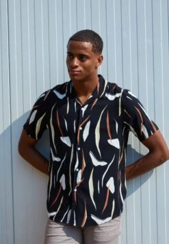 Pier One Contemporary Art Regular Resort- Camisa - Black -Pier One 2d83ec63d164465989dae86a7aa08f89