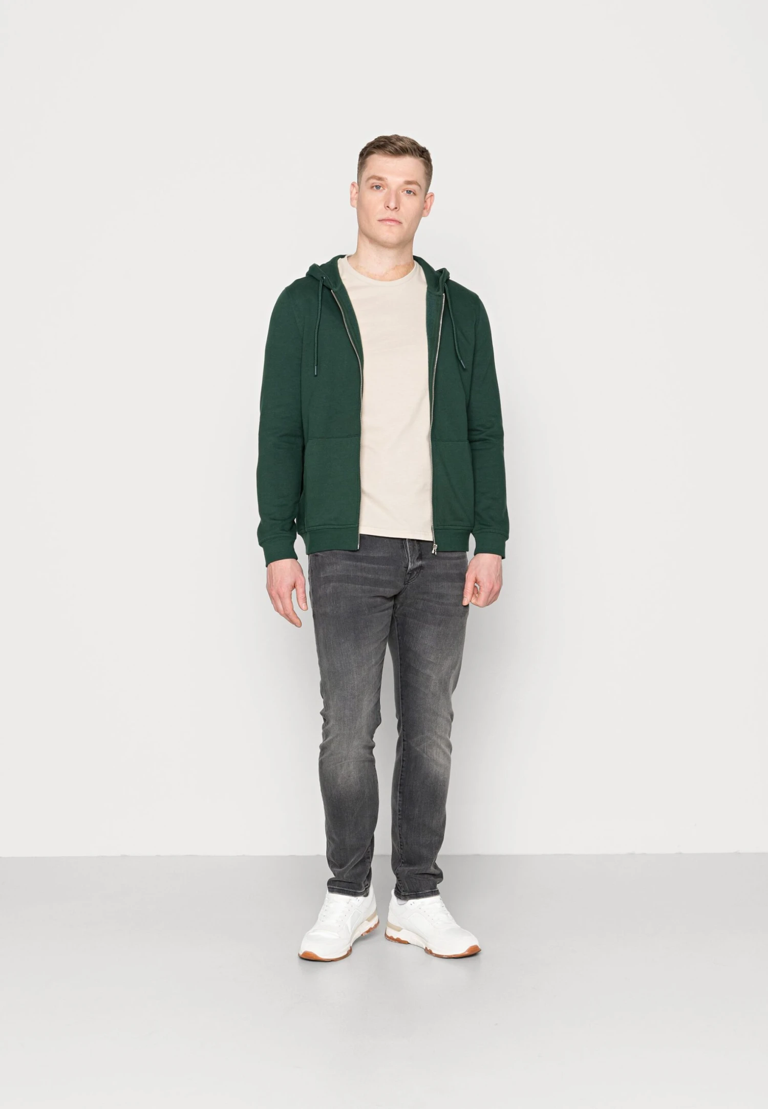 Pier One 5 Pack - Camiseta Básica - White/Green/Bordeaux/Black/Beige 1 Pier One 5 Pack - Camiseta Básica - White/Green/Bordeaux/Black/Beige