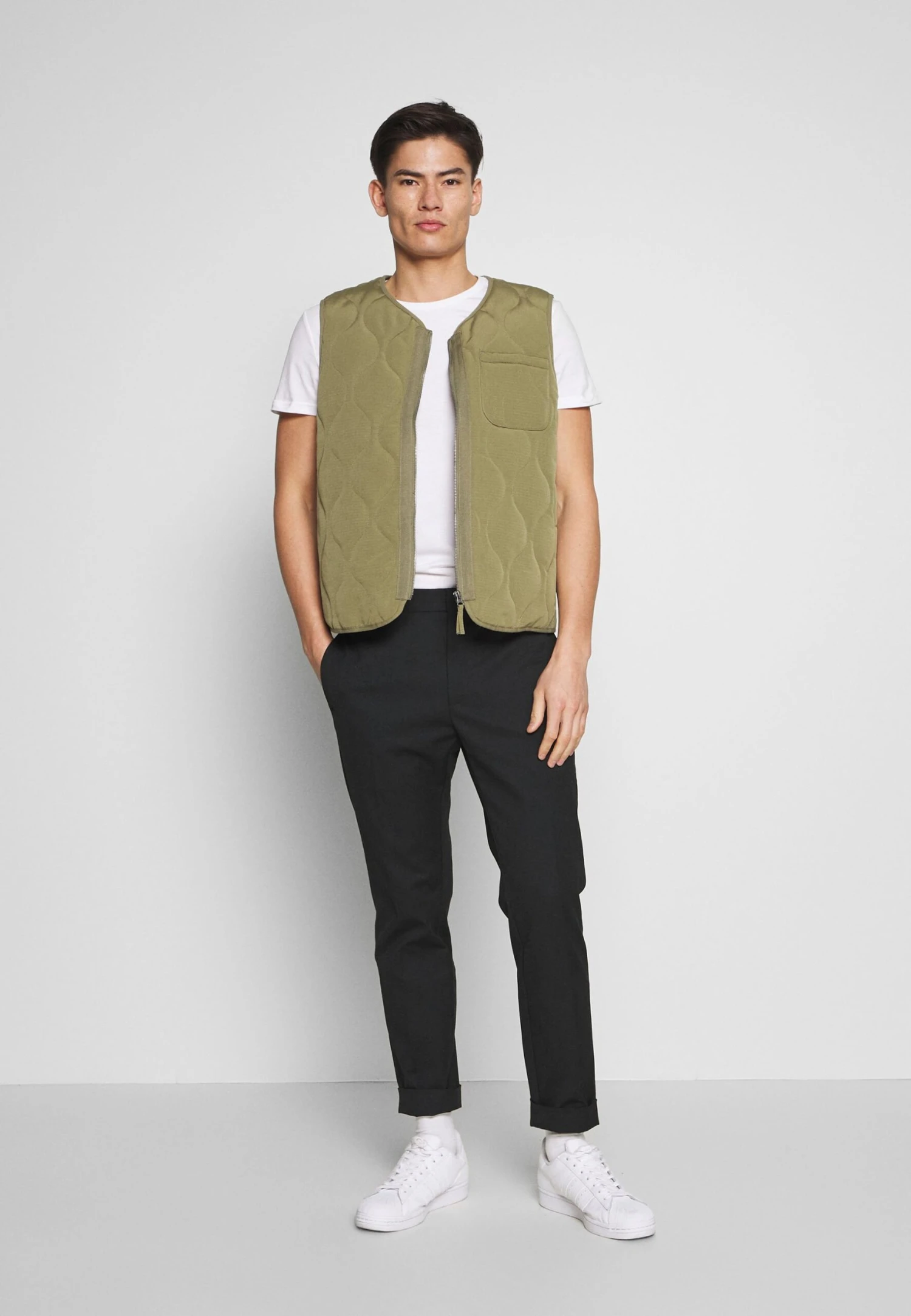 Pier One 5 Pack - Camiseta Básica - Olive/ White/ Navy /Yellow /Black 1 Pier One 5 Pack - Camiseta Básica - Olive/ White/ Navy /Yellow /Black