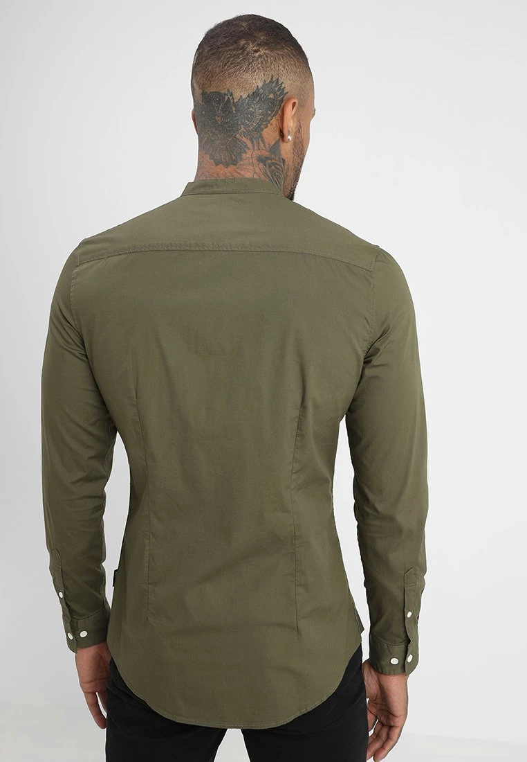 Pier One Muscle Fit Stand- Camisa - Oliv 3 Pier One Muscle Fit Stand- Camisa - Oliv - Imagen 3