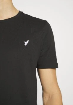 Pier One 5 Pack - Camiseta Básica - White/Black/Dark Blue 15 Pier One 5 Pack - Camiseta Básica - White/Black/Dark Blue -Pier One 7ff9eb908aaf4b98b2151695076bad57