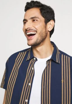 Pier One 5 Pack - Camiseta Básica - White/Black/Bordeaux 13 Pier One 5 Pack - Camiseta Básica - White/Black/Bordeaux -Pier One ad1e5f105df94e638daafdd57d29d49c