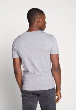 Pier One 3 Pack- Camiseta Básica - Black, Grey, Green 8 Pier One 3 Pack- Camiseta Básica - Black, Grey, Green -Pier One b3e2272097fd45d28e31884f564c0681