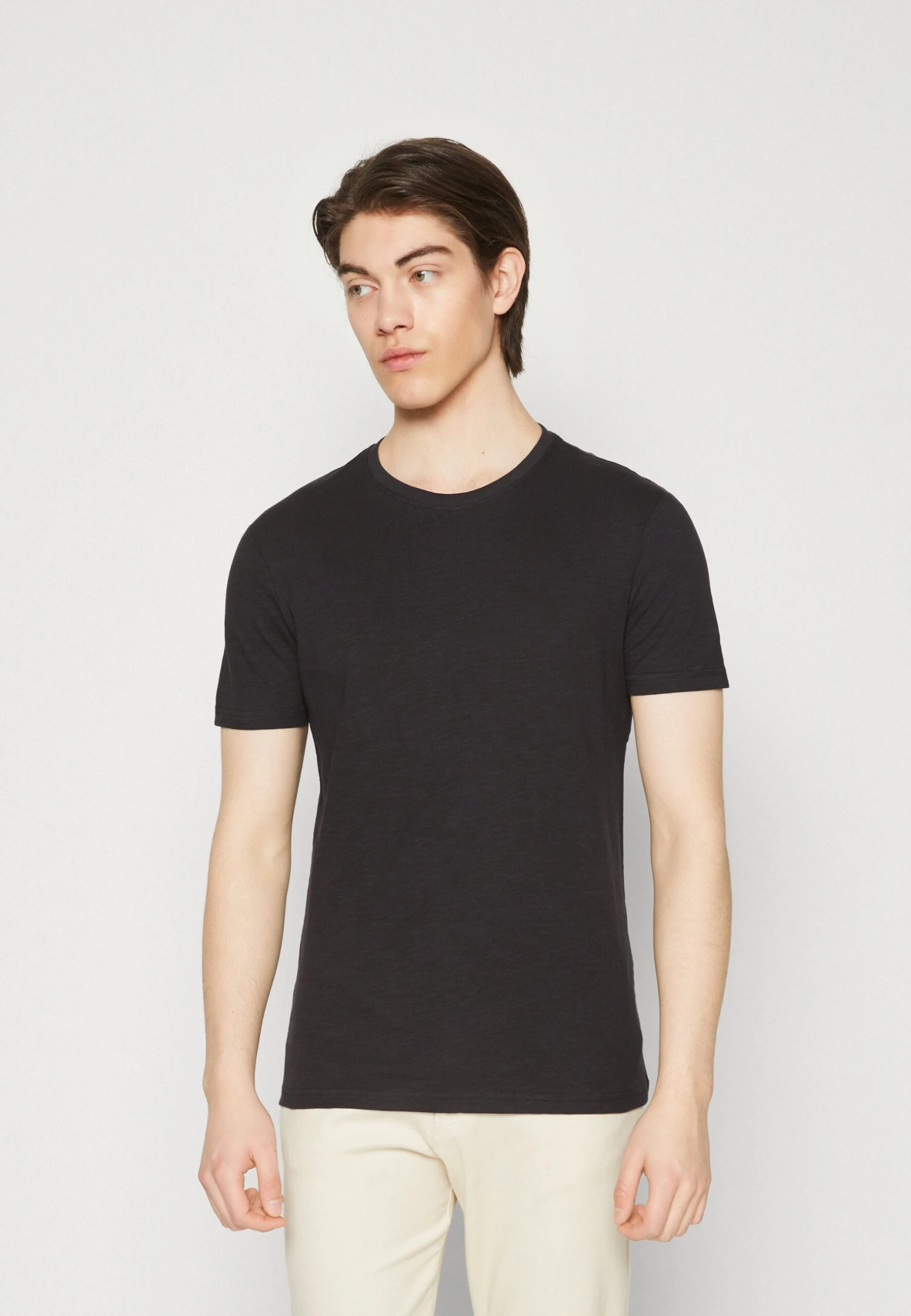 Pier One 5 Pack - Camiseta Básica - Black/Light Blue/Khaki/Mint/Beige 6 Pier One 5 Pack - Camiseta Básica - Black/Light Blue/Khaki/Mint/Beige - Imagen 6