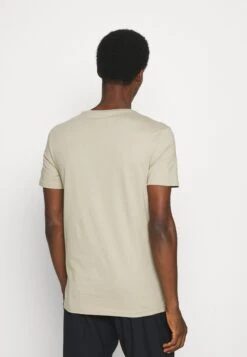 Pier One 5 Pack - Camiseta Básica - White/Dark Grey/Black -Pier One d4309172134f476283eb4fd8b00555ed