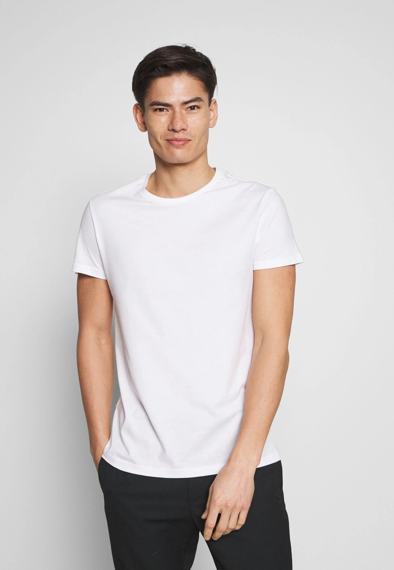 Pier One 5 Pack - Camiseta Básica - Olive/ White/ Navy /Yellow /Black 2 Pier One 5 Pack - Camiseta Básica - Olive/ White/ Navy /Yellow /Black - Imagen 2