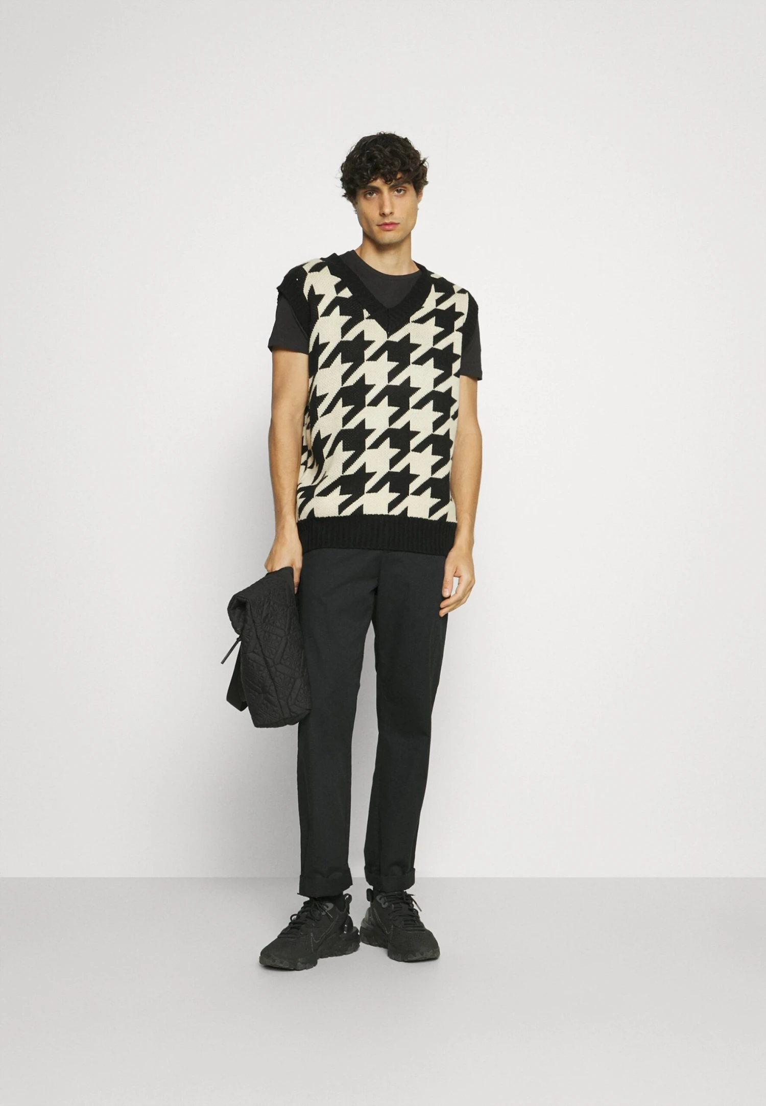 Pier One 5 Pack - Camiseta Básica - White/Black/Dark Blue 1 Pier One 5 Pack - Camiseta Básica - White/Black/Dark Blue