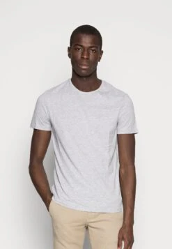 Pier One 5 Pack - Camiseta Básica - Dark Blue/Grey/Khaki 11 Pier One 5 Pack - Camiseta Básica - Dark Blue/Grey/Khaki -Pier One fb97d3a70f594235aa02f60b48ba6fae